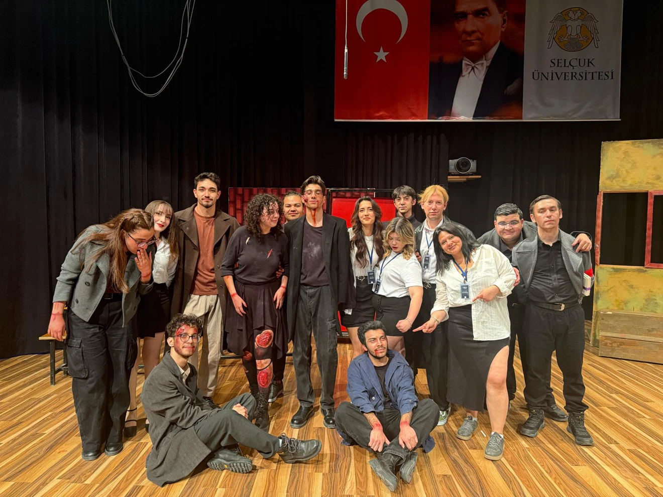 - Jean Paul Sartre'ın "Mezarsız Ölüler" (Morts sans sépultures) Adlı Tiyatro Oyunu